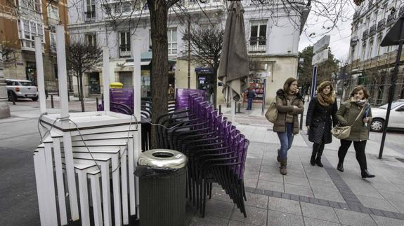 Los vecinos de Pombo-Cañadío piden que se reordenen las terrazas de los bares