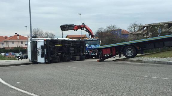 Vuelca un tráiler en la rotonda de Camarreal