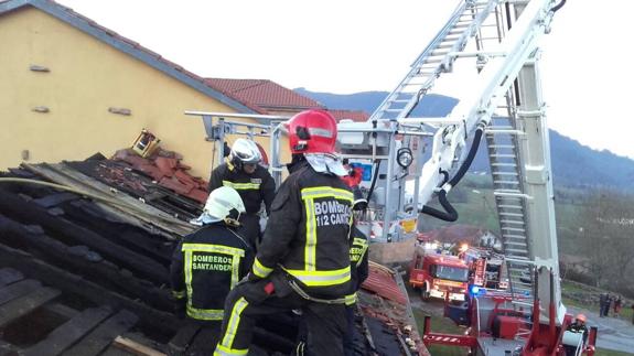 El fuego daña el tejado del monasterio de La Canal de Villafufre