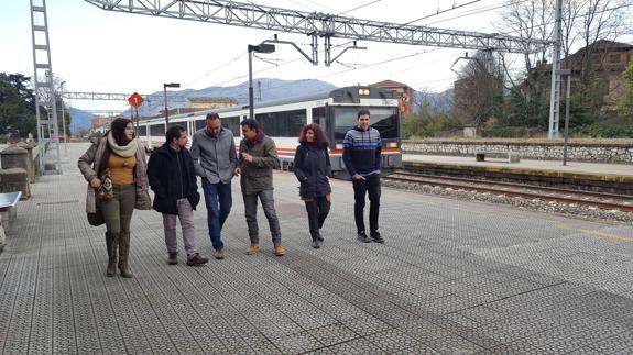 Podemos propone en Los Corrales invertir en la red de Cercanías de Renfe