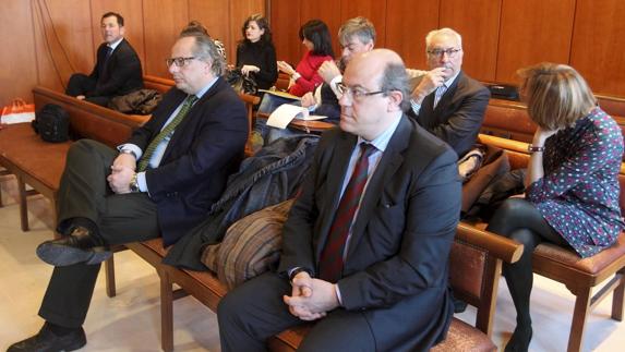 Mirones dice al juez que se hizo con el grupo familiar para evitar el concurso