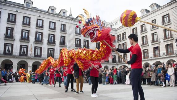 Los chinos celebran este sábado en La Porticada la llegada de su nuevo año, dedicado al gallo