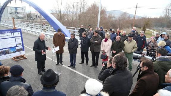 Revilla dice que el nuevo puente sobre el Híjar supone un "cambio extraordinario" para el tráfico industrial