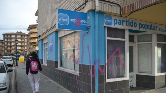 La sede popular de Colindres vuelve a aparecer pintada