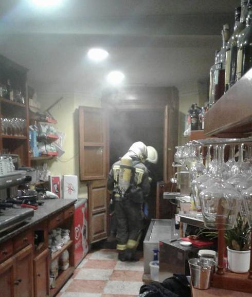 Una freidora desata un incendio en una cafetería de Comillas