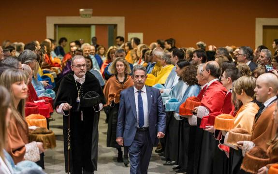 El rector dice que la Universidad «no tiene que ser tibia con lo que no se hace bien»