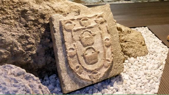 La exposición de la muralla medieval descubre antiguos escudos de la ciudad
