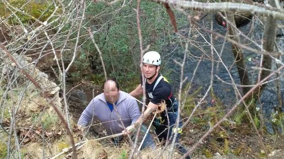 Rescatan a un hombre que se había quedado atrapado cuando intentaba salvar a una oveja