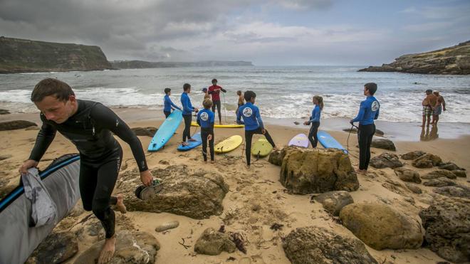 Costas regulará el sector de las escuelas de surf y pondrá límites a las tablas en el agua