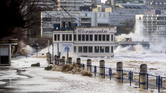 Santander refuerza las medidas de seguridad ante las alertas de oleaje en la ciudad