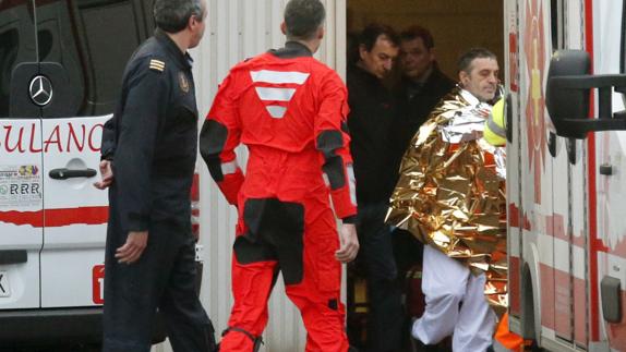 Dos helicópteros rescatan a los doce marinos del pesquero hundido por el temporal en Asturias