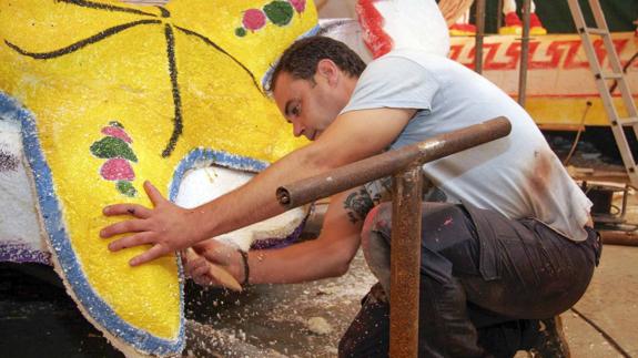 El alcalde de Laredo propone a los carrocistas abonarles la subida del material