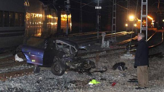 Mueren dos jóvenes al arrollar un Alvia su coche en un paso a nivel en Monzón