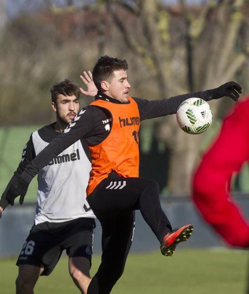 Aquino, racinguista hasta 2018