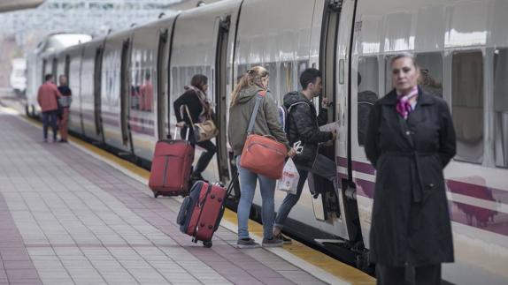 El tren desbanca al avión para ir de Santander a Madrid y ya le duplica los pasajeros