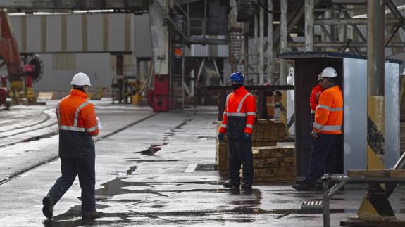 La actividad del ferry no se verá alterada por la huelga en el Puerto de Santander