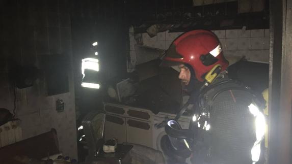 Un incendio en un piso obligó anoche a evacuar un edificio de cinco plantas en Reinosa