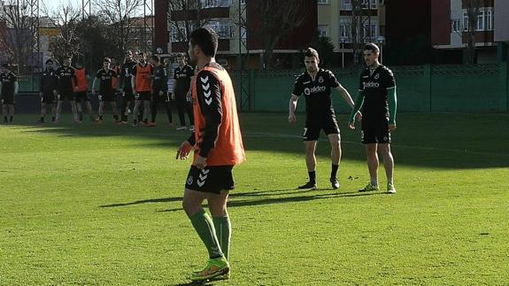 Óscar Fernández se reincorpora al grupo