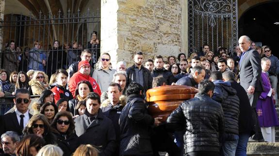 Multitudinaria despedida a los dos jóvenes de Laredo que fallecieron en el puerto