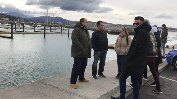 "Del coche que cae al agua no sale nadie"