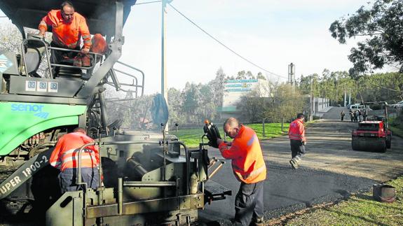 El nuevo plan de asfaltado se inicia en el acceso al cementerio de Río Cabo