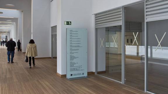 La galería comercial de Valdecilla ultima su apertura tras año y medio de retraso