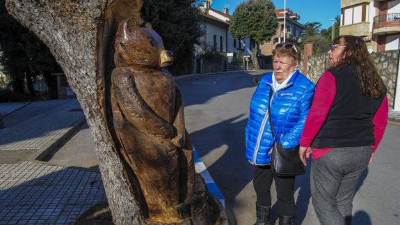 Noja da una segunda vida a sus árboles muertos tallando obras de arte
