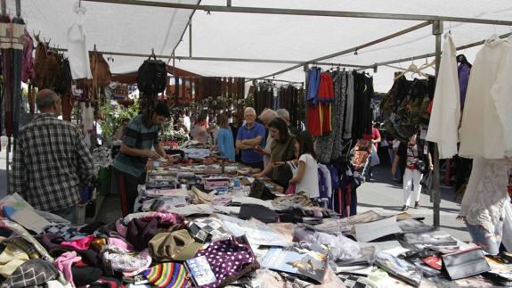 Laredo se queda sin mercado dominical a la espera de que se sorteen los 88 puestos