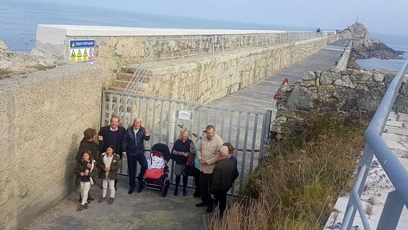 San Vicente denuncia ante Puertos el cierre "injustificado" del paseo de La Barra