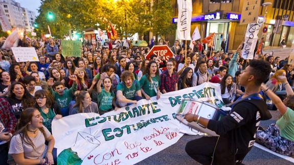 El pacto educativo y la Lomce llevan a los cántabros a sumarse a la huelga educativa