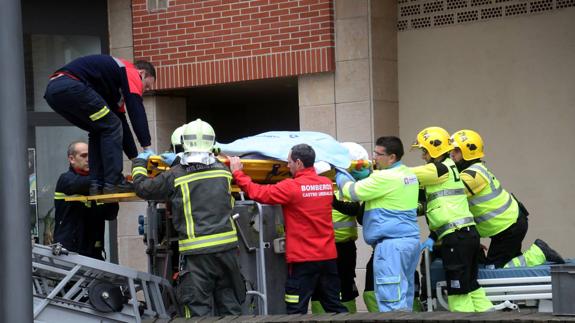 La vecina de Castro con obesidad mórbida vuelve a casa con la ayuda de los bomberos