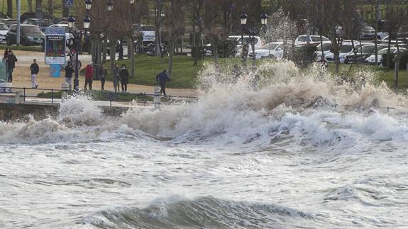 El mar azota Cantabria y deja destrozos en paseos marítimos