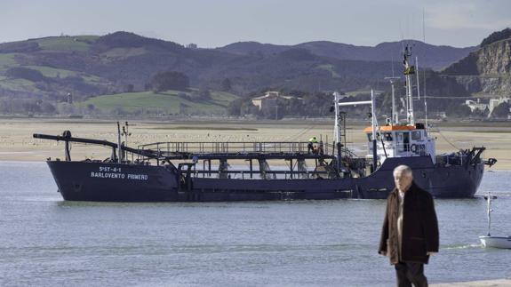 Comienzan el dragado de los puertos de Santoña y Colindres