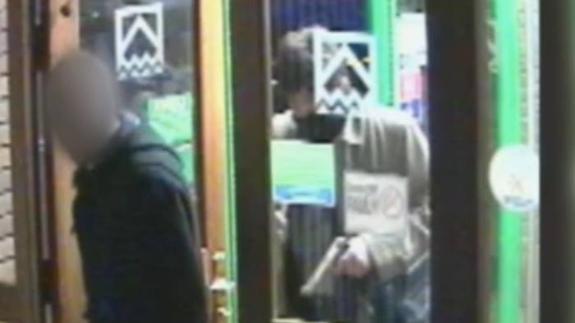 Los cinco golpes del estrafalario 'atracador de la gabardina'