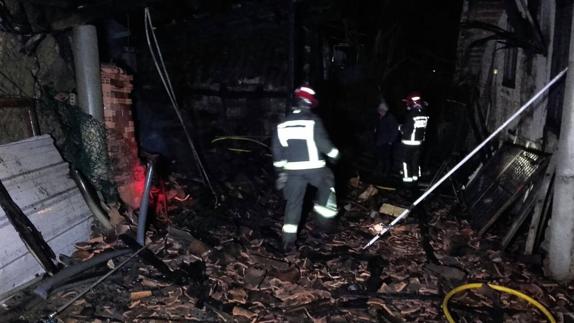 El fuego calcinó esta noche dos cobertizos en Cosgaya y Noja