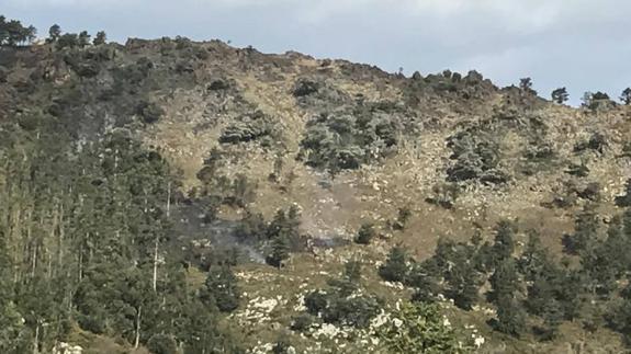 Sofocado el incendio de Peña Cabarga después de doce horas de lucha contra el fuego