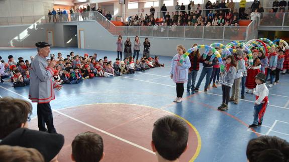 Los colegios recogen el testigo de la tradición cantando las marzas