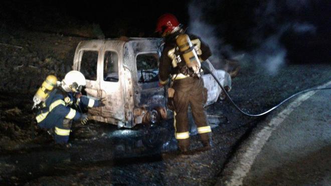 Se incendia una furgoneta en la carretera de Solórzano