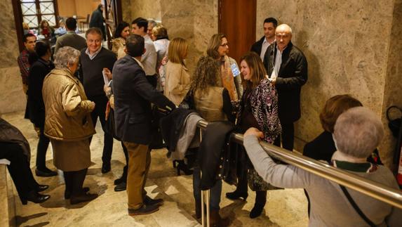 Arranca la pelea por el voto de los compromisarios