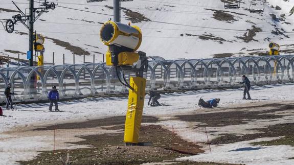 Los cañones de nieve "salvan" la temporada en Alto Campoo