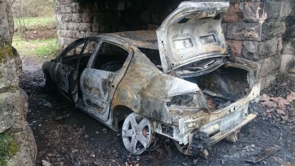 Dos coches calcinados en Los Corrales de Buelna