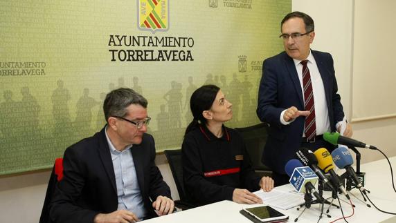 El alcalde impide a su jefa de Bomberos hablar de "cuestiones personales" en un acto público