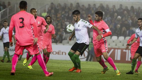 El Racing, el mejor visitante, pone a prueba su solvencia ante un anfitrión aún invicto