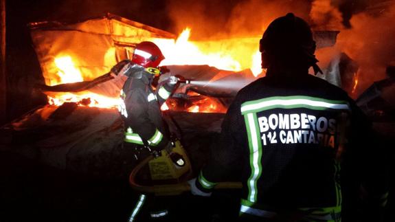 Un incendio arrasa una vivienda prefabricada de Sarón