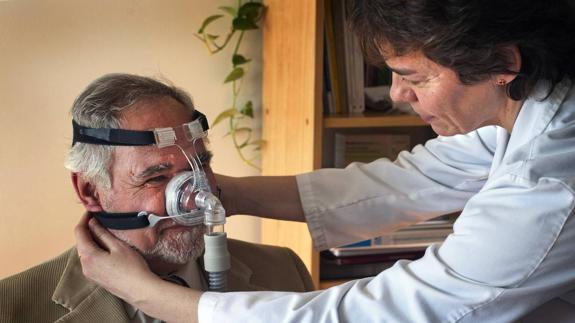 Más de 6.000 cántabros con apnea duermen conectados a una máquina para respirar