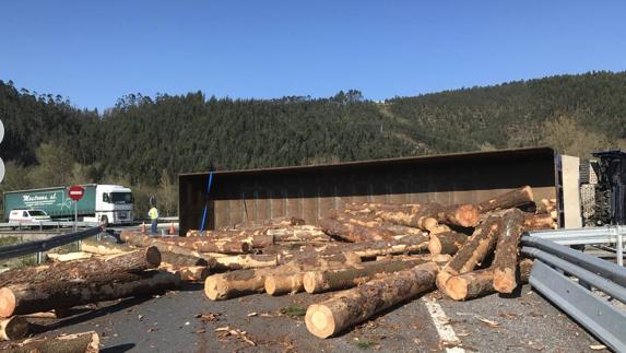 Vuelca un camión con troncos de madera en la A-8 y corta la salida de Vargas hacia Torrelavega