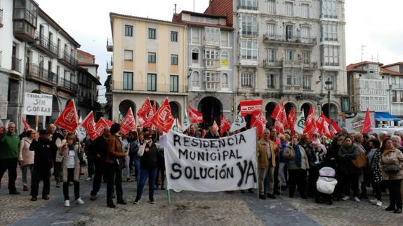 Cerca de 300 personas reclaman en Castro más personal para la Residencia municipal