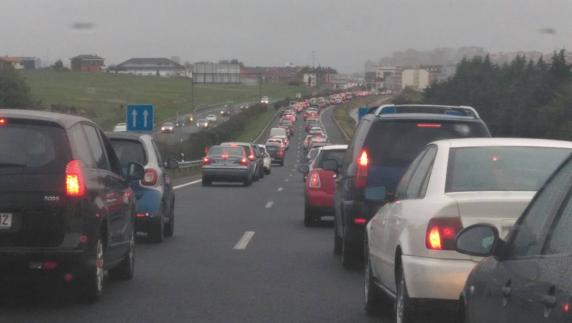 Un accidente en el túnel de La Albericia atasca una hora la S-20