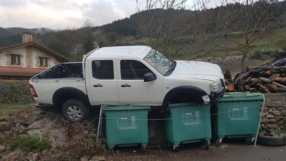 Una furgoneta se sube encima de un muro en Ojedo