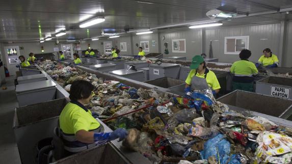 La Policía investiga a operarios del vertedero de Meruelo por vender joyas halladas en la basura